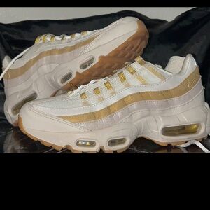 Nike Air Max 95 in Desert Sand/Metallic Gold size 7 woman